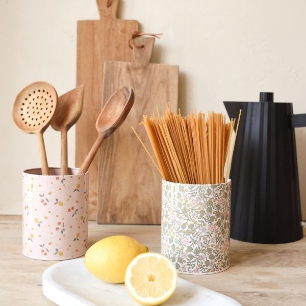 Photo d'une boite en fer alimentaire, avec un motif fleuris, de la marque Baubels.